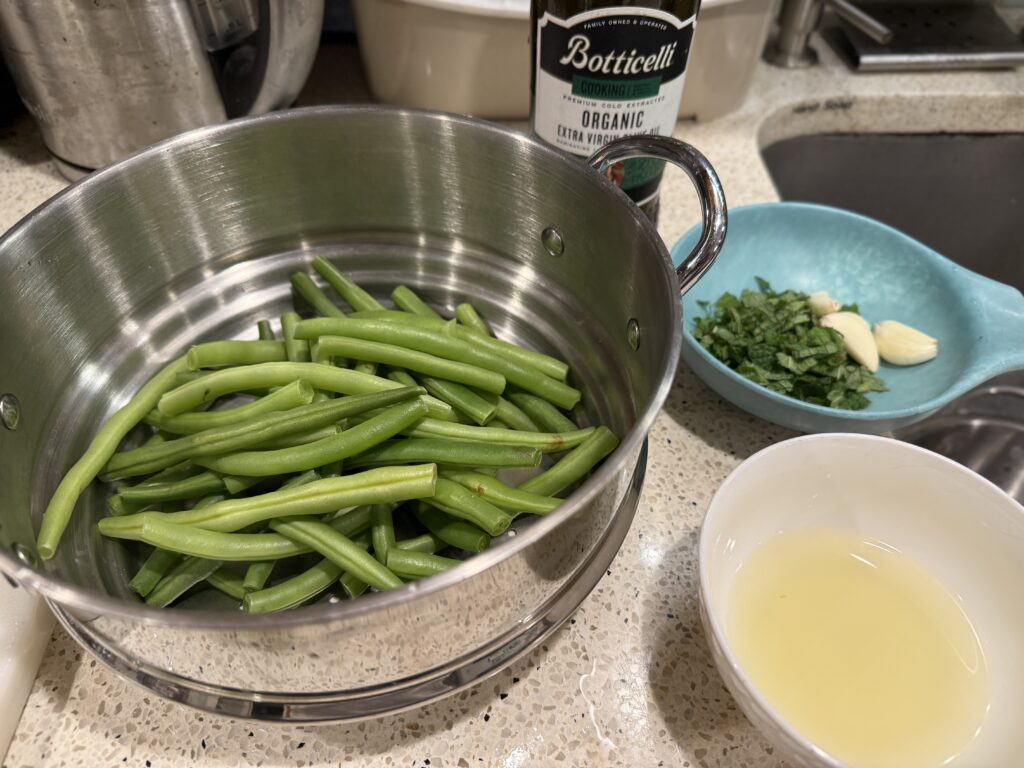 Ingredients for green beans with lemon and mint